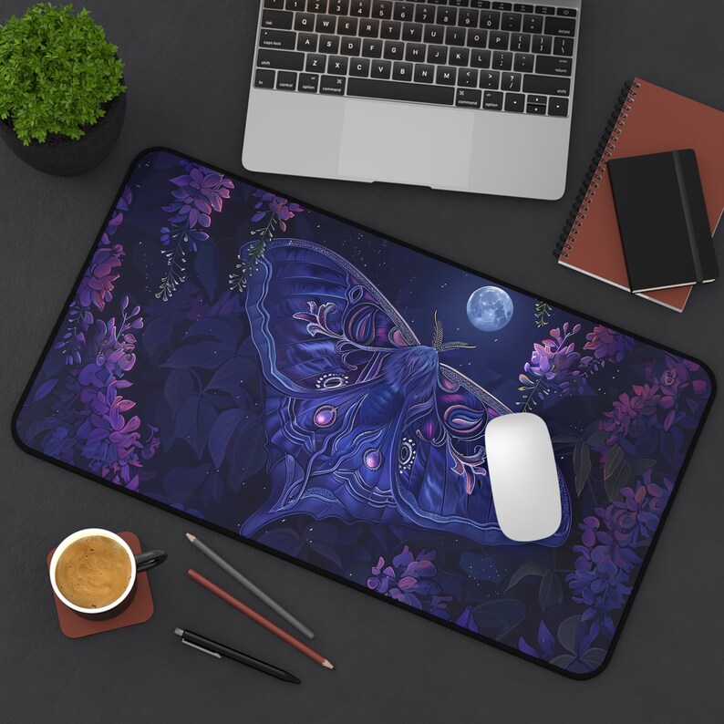 Moth Masa Örtüsü, Sevimli Oyun - Desk Setup With Plants incelemesi ve fiyatı